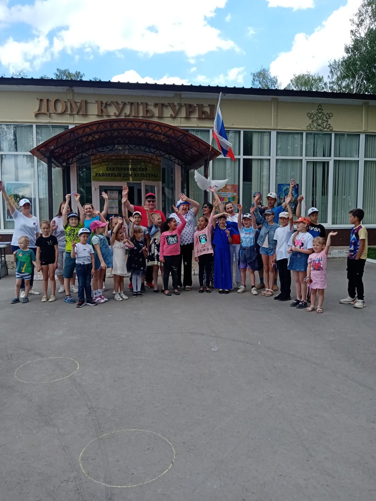 Юные екатериновцы празднуют День России